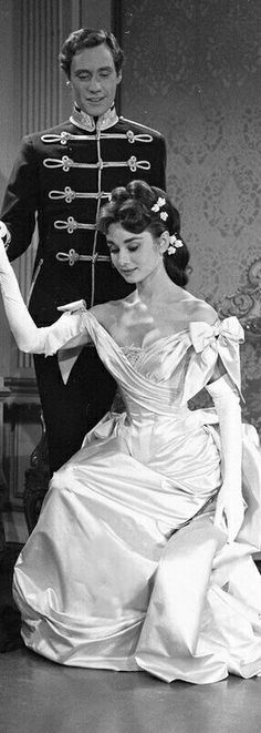 Aubrey Hepburn Dress, Old Movie Stars Women, Audrey Hepburn Gown, Audrey Hepburn Dress Gowns, Aubrey Hepburn Aesthetic, Audrey Hepburn Icon, Audrey Hepburn Hairstyles, Audrey Hepburn 50s, Audrey Hepburn Style Icon