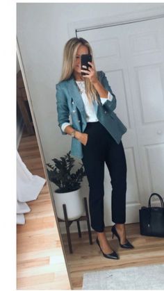 Uncover the chic allure of law aesthetic – a fusion of professionalism and style for lawyers. Elevate your legal fashion effortlessly! Grad School Interview Outfit, Law Aesthetic, Business Fits, School Interview, Corporate Chic, Business Casual Outfits For Work