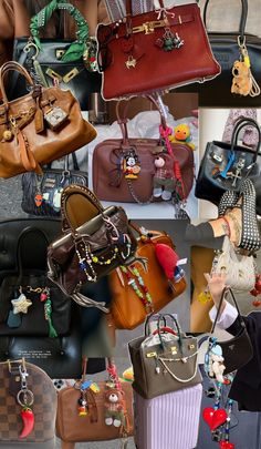 Handbag Decoration Ideas, Birkin Bag Charms, Bag Accessories Aesthetic, Purse Accessories Ideas, Bag Charm Ideas, Bag Outfit