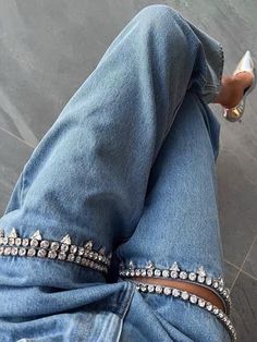 Auf der Suche nach einer Jeans, die sowohl trendy als auch bequem ist?  Schauen Sie sich diese Crystal Slit Flare Jeans an, die speziell für modebewusste Frauen entworfen wurde, die es lieben, überall ein Zeichen zu setzen.
Diese Jeans aus einer Mischung aus Baumwolle und Polyester ist sowohl weich als auch atmungsaktiv und sorgt selbst an den heißesten Sommertagen für maximalen Komfort.  Die hohe Taille sorgt für eine schmeichelhafte Silhouette, während das weite Beindesign jedem Outfit einen H Cut Out Jeans, Simple Tank Tops, Street Jeans, Denim And Diamonds, Denim On Denim, Mode Inspo, 가을 패션, Mode Inspiration, High Waisted Denim