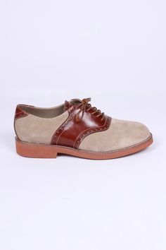 Casual men's two-tone 1950s-style oxford/saddle shoes with brogue pattern. These two-tone, 1950s-inspired, casual everyday oxfords feature an almond-shaped toe cap. The shoe is made of suede and features cognac brown full-grain leather with a brogue pattern on the backstay and around the vamp. The outsole is crafted from brown lightweight rubber with white stitching on the welt. These shoes have a casual, sporty, and authentic 50s look, pairing exceptionally well with jeans or wide trousers. The 1930s Shoes, Saddle Shoe, 1950s Shoes, 1920s Shoes, 50s Look, 1940s Shoes, Saddle Shoes, Winter Fashion Boots, Wide Trousers