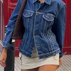 Levi's women's denim jacket in size small In good condition Fitted Jean Jacket Outfits, Levi’s Denim Jacket Outfit, Small Jacket Outfit, Fitted Denim Jacket Outfit, Styling A Denim Jacket, Fall Denim Jacket Outfit, Jean Jacket Fall Outfits, Jean Jacket Aesthetic, Levis Jacket Outfit