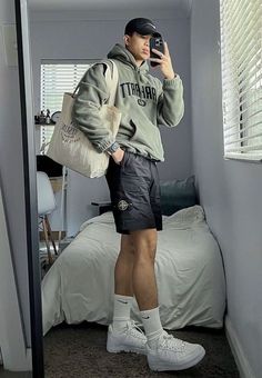 Muitos homens tem duvidas de quais calçados usar para ficar dentro do estilo sem muito esforço. Usar sapato inapropriado, pode causar mais impacto negativo do que o próprio look que está sendo usado. Outfits Quotes, Mens Shorts Outfits, Men Stylish Dress, Street Fashion Men Streetwear