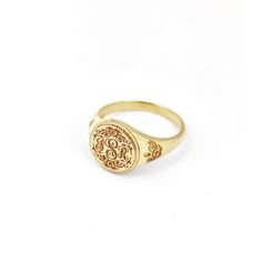 Vintage, art nouveau inspired signet/pinky ring with beautiful floral details and personalized with your initials.  Express your sophisticated style with this artfully crafted solid gold signet ring. With a vintage design, our signet ring is perfect for those seeking something truly unique.  Wear your initials proudly, conveying elegance and refinement with each personalized detail! ------------------------------------------- R I N G  S P E C S Circle diameter: 11.5mm/approx. 0.45in Band: Starti Signet Pinky Ring, Types Of Gold, Gold Designs, Gold Signet Ring, Local Jewelry, Pinky Ring, Etsy Jewelry, Ring Vintage, Signet Ring