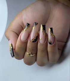 New Year’s Eve Nails Coffin, Black And Gold Nail Inspo Acrylic, Nails Black White Gold, Black And Gold Nail Ideas Acrylic, Nail Art Crazy, Nails For Drake Concert, Black And Gold Nails Prom, Prom Nails Black And Gold, Black And Gold Acrylic Nail Designs