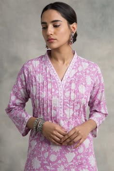 Cotton Straight Kurti Designs Latest, Printed Cotton Suit Designs Latest, Pastel Kurtas Women, Pink Kurta Designs Women, Long Kurti Patterns, Cotton Suit Designs, Farida Gupta, Beautiful Sleeves, Kurti Sleeves Design