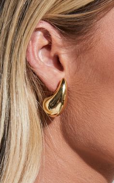 Add a touch of glam to any outfit with our Renner Earrings in Gold. These statement earrings are the perfect accessory for both casual and formal occasions. Whether you're heading out for a cocktail party or just want to elevate your everyday look, these gold earrings will do the trick. Their shimmering design is sure to catch everyone's attention and make you stand out from the crowd. Don't miss out on adding these must-have earrings to your jewelry collection!Product Details:Statement earrings Earrings Casual, Casual Earrings, Earrings Teardrop, Cocktail Event, Earrings In Gold, Big Earrings, Accessories Jewelry Earrings, Formal Party, Cocktail Party