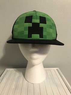 Preowned Minecraft Creeper Youth SnapBack Flat Brim Bill Hat Manufacture: Minecraft Primark Color: Green and Black Size: fits Youth Children ***preowned item*** minor scratches and stains due to age and storage *** Please see photos for condition *** Happy Bidding!!! Scene Hat, Minecraft Hat, Minecraft E, Scene Accessories, Scene Core, Silly Clothes, Scene Outfits, Red Velvet Joy, Creepers