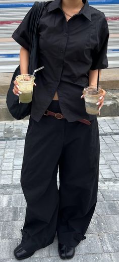 Outfit For Family Party, Black Suit Trousers Outfit, 90 Winter Outfits, Styling A Black Button Down Shirt, All Black Outfit Simple, Black Jumpsuit Outfit Aesthetic, Streetwear Style Woman, Black Dress Shirt Outfit, Women’s Streetwear