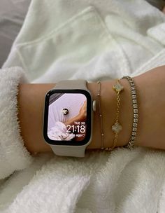 Eu ja garanti o meu e a qualidade é top, valeu muito a pena! Relogio/ smartwatch/ apple/ shopee/ achados shopee Apple Watch And Jewelry, Apple Watch And Bracelets How To Wear, Cute Bracelet Stacks With Apple Watch, Newest Apple Watch, Apple Watch And Bracelet Stack, Bracelet Stack Ideas With Apple Watch, Starlight Apple Watch Aesthetic, Stacking Bracelets With Apple Watch, Apple Watch Stacked With Bracelets