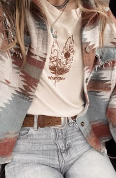 Western Shirts For Women Casual, Outfits Aesthetic Country, Olive Garden Date Night Outfit, Cute Western Shirts For Women, Fashion Western Outfits, Country Style Aesthetic, Western Mountain Cowgirl Outfits, Cute Fall Outfits Western, Western Style Clothing For Women