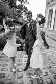 reportage photo mariage le marié fait danser les demoiselles d’honneur danse fun moment de joie marié et enfants groom and Kids by modaliza photographe Wedding Pics With Kids, Wedding Picture Ideas With Kids, Bride And Groom With Kids, Wedding With Kids Involved, Wedding Poses With Kids, Wedding Photo Ideas With Children, Wedding Photography With Children, Wedding Photos With Baby, Kids Wedding