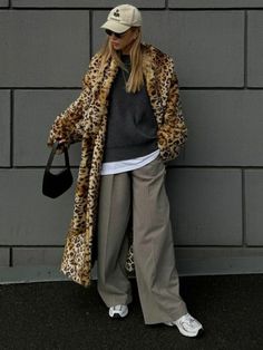 Leopard Print Coat Outfit, Print Coat Outfit, Leopard Coat Outfit, Winter Outfits Comfy, Fur Coat Street Style, Comfy Winter Outfits, Winter Outfits Casual, Mantel Outfit