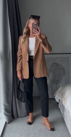 Tan Blazer Business Casual, Oversized Blazer Outfit Business Casual, Business Casual Dresses For Women Fall, Business Casual Patterned Pants, Autumn Office Outfits Women 2023, Work Flight Outfit, Hiring Event Outfit, Blazer Color Combination Women, Corporate Outfits With Flats