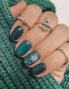 Navideñas en verde Winter Aesthetic Nails, Dip Nail Ideas, Nail Ideas For Winter, Navy And Emerald, Winter Nails Ideas, Nail Designs For Short Nails, Designs For Short Nails, Emerald Nails, Dip Nail