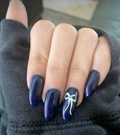 Gel Nail Designs Dark Blue, Nails For New York City, Navy Blue Almond Nails Art Designs, Gel Nail Ideas Almond, Hoco Nails Dark Blue, Navy Sweater Nails, Denim Blue Nails Ideas, January Themed Nails, Nails Acrylic January Colors