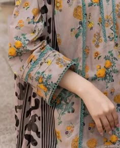 Lawn Shirt Design With Lace, Astin Patterns, Lawn Shirt Design, Kamiz Design, Stylish Sleeves, Garden Offices, Dress Designing