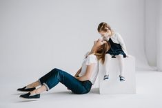 Rodzinna sesja zdjęciowa w studiu – Ania Mioduszewska Fotografia Mommy Son Pictures, Mom And Me Photos, Family Session Poses, Mommy Daughter Photoshoot, Son Photo Ideas, Daughter Photo Ideas, Family Photo Studio, Mommy Daughter Photos, Mother Daughter Pictures