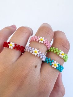 Beaded Daisy Rings - Etsy Seed Bead Flower Ring Tutorial, Ring Ideas Beads, Diy Rings Beads, How To Make Rings Diy, Bead Rings Ideas, Bracelet Ideas Flower, Daisy Ring Beads, Beaded Rings Ideas, Seed Bead Ring Patterns