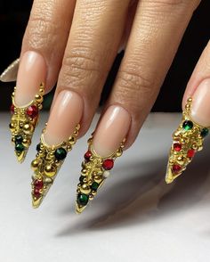 Christelle Grell | J’ai eu la fève du coup j’ai couronné mes ongles 👑👸 Ces ongles vont faire partit de mes préférés je crois 🫣😍 Vous aimez ?? . . . Inspi :… | Instagram Christmas Bling Nails, Bling Christmas Nails, Ongles Bling Bling, Santa Nails, Nail Business, Christmas Bling, Nails Design With Rhinestones, Bling Acrylic Nails, Colorful Nail Designs