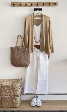 Outfits With White Pants, White Pants Outfit, Summer Outfits Women Over 40, Over 60 Fashion, Cut Dress