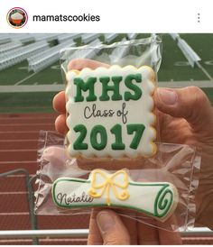 someone is holding up a cookie for the class of 2017