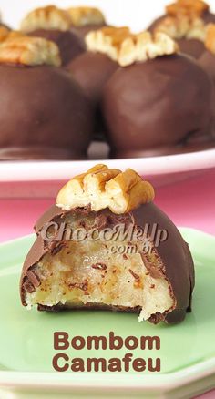 there is a chocolate dessert with nuts on it and the words bonboom camafeu