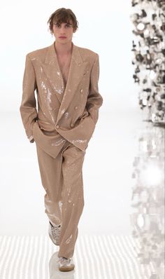 Fashion Show Aesthetic Men, Mens Fashion Vouge, Mens Runway Suits, Mens Couture, Men Runway, Runway Model Aesthetic Men, Men’s High Fashion, Haute Couture Men, Mens High Fashion