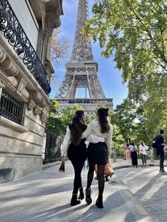 Friends in Paris Sisters in Paris Paris outfits Paris fall Paris on September Paris Besties Aesthetic, Paris Sister Trip, Paris Bff Pictures, Sisters In Paris, Paris Photo Ideas Friends, Paris Best Friends, Besties In Paris, Best Friends In Paris, Paris Picture Ideas