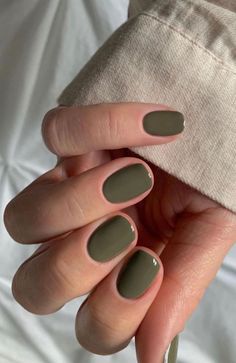 Khaki Nails, Nagellack Trends, Maroon Nails, Green Nail Polish, Swarovski Nails, Green Nail, Casual Nails, Short Nail Designs