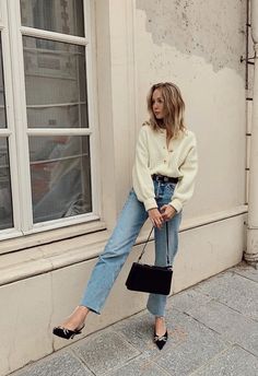 Jeans Heels Outfit, Petite Dress Pants, Minimalist Moda, Jeans Outfit Women, Casual Chique, All Jeans, Trendy Summer Outfits, 가을 패션, Flared Jeans