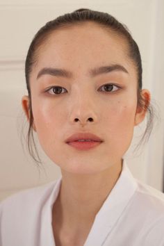 Fei Fei Sun backstage at Valentino Fall Haute Couture 2012 No Make Up Make Up Look, Fei Fei Sun, Eyebrow Trends, Korean Makeup Tutorials, 얼굴 드로잉, Beauty Make-up, Pinterest Makeup, Asian Eye Makeup, Organic Makeup