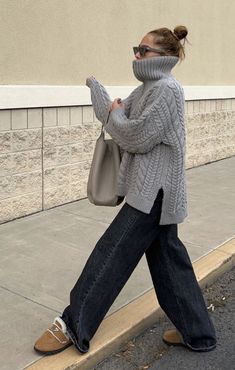 Grey Sweater Outfit, Look Adidas, Estilo Indie, Skandinavian Fashion, London Outfit, Uni Outfits, Mode Inspo, 가을 패션