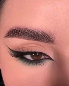 Eyeshadow Looks Eyeliner, Make Up For Club, Eyeliner Tutorial Liquid, Eyeliner Tutorial Pencil, Eyelooks Eyeshadows, Eyeliner Tutorial Winged, Extreme Makeup Looks, Reverse Cat Eye Makeup, Gel Eyeliner Tutorial