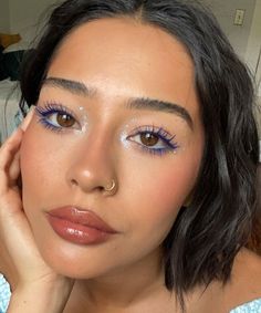 Cute Going Out Makeup Looks, Eyeliner Looks For Brown Eyes, Simple Color Eyeshadow Looks, Subtle Color Eyeshadow Looks, Eclectic Eye Makeup, Summer Color Analysis Makeup, Unique Everyday Makeup, Chill Makeup Looks, Festival Makeup Simple