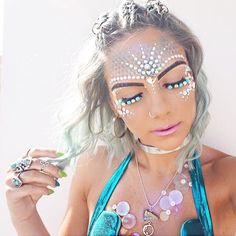 Ahhhh festival makeup goals right there ✨ #sophiehannahrichardson #itsinyourdreams Extreme Make-up, Jewelled Headpiece, Fantasy Make-up, Festival Makeup Rave, Festival Makeup Glitter, Make Up Foundation, Mermaid Parade, Rhinestone Makeup, Festival Face