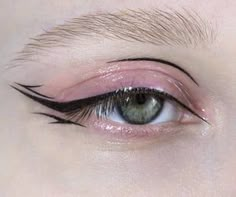 Eyeliner Pictures, Different Eyeliner, Eyeliner Style, Eyeliner Inspo, Creative Eyeliner, Different Eyeliner Styles, Different Types Of Eyes, Eyeliner Shapes, Soft Eye Makeup