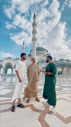 Moroccan Thobes: A Journey Through Tradition and Style Kanzu Wear, Arabian Men, Moroccan Men, Thobes Men, Arabian Theme, Dubai Outfit, Moroccan Clothing