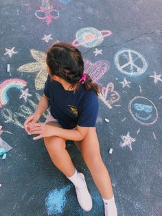 Chalk Photos, Sorority Poses, Photo Shoot Ideas, Photo Recreation, Aesthetic Vsco, Solo Photo, Artsy Photos, Photographie Portrait Inspiration, Summer Photoshoot