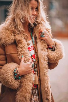 The perfect bohemian winter look! Get ready for some serious inspiration. Boho In Winter, Boho Winter Outfits Bohemian, Warm Hippie Outfits, Bohemian Winter Style, Hippie Winter Outfits, Riley Aesthetic, Bootie Outfits, Bohemian Style Winter, Groovy Clothing