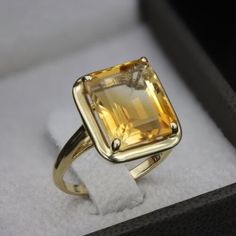 ad eBay - Find many great new & used options and get the best deals for Natural Yellow Citrine Gemstone Solitaire Women Ring 18k Yellow Gold Ring at the best online prices at eBay! Free shipping for many products! Yellow Topaz Ring, Yellow Gemstone Ring, Citrine Engagement Ring, Yellow Citrine Ring, Citrine Ring Engagement, Woman Ring, Citrine Jewelry, High Jewellery, Rings Vintage