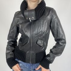 Size M (fits like S) Condition 9/10 Shell 100% real leather lining 100% polyester ribbons 100% acrylic Armlength 54 cm / 21 inches Length 56 cm / 22 inches Width 43 cm / 17 inches 908g J126/J11 Big Leather Jacket Outfit, Y2k Leather Jacket, School Coat, High Collar Jacket, Early 2000s Style, Leather Jacket Outfits, Y2k Jacket, Y2k Black, 2000s Fashion