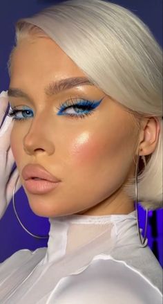 Blue Carnival Makeup, How To Be Beautiful, Makeup 2023, Birthday Makeup Looks, Fashion Outfits Dresses, Peach Makeup, Carnival Makeup, Doll Eye Makeup, Look Festival