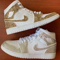 Bling Air Force 1, Custom Air Jordan 1, Bedazzled Shoes, Custom Jordans, Preppy Shoes, Custom Bling, Best Shoes For Men, Cute Nike Shoes, Cute Sneakers