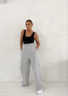 Grey Sweatpants Outfit Women, Sweatpants Outfit Women, Lounge Pants Outfit, Styling Sweatpants, Jogger Pants Outfit Women, Jogger Outfit Casual, Straight Leg Sweatpants Outfit, Gray Sweatpants Outfit