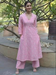 Indo western clothing is the fusion of western and Indian or South Asian fashion. Kurti designs latest in kurti styles with endless choices. Party wear Indian dresses in party wear having styles from casual striped to elegant dresses. Outfits in stylish dresses and frock designs for women for their comfortable yet stylish look. Gulabo Jaipur, Western Kurti, Frock Designs For Women, Cotton Suit Designs, Cotton Dress Pattern, Kurti Styles, Bandhani Print, A Line Kurti, Stylish Kurtis Design