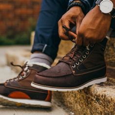 Mens Fashion Rugged Simple, Jeans Street Style, Mens Fashion Blog, Work Boots Men, Kinds Of Shoes, Tomboy Fashion, Boots And Sneakers, Fall Shoes, Mens Accessories Fashion