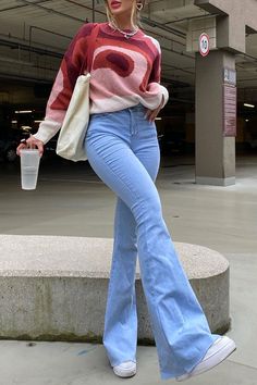 Flare Jeans Outfit, Foto Poses, Outfit Jeans, Mode Inspo, Womens Loungewear, Outfit Casual, Winter Fashion Outfits, Teen Fashion Outfits, Outfits Casuales