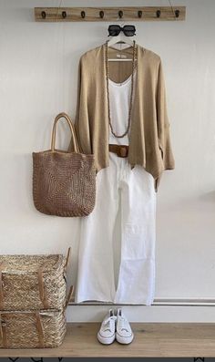 Outfits With White Pants, Mode Over 50, White Pants Outfit, Stylish Outfits For Women Over 50, Summer Outfits Women Over 40, Cut Dress, 60 Fashion, Mode Casual