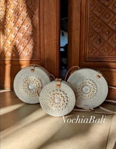 Round Rattan Bag Boho White Bag Boho Bag With Shell Rattan - Etsy Indonesia Paua Shell Jewelry, Boho Clutch Bag, Abalone Jewelry, Peacock Feather Earrings, Boho Clutch, Boho Crossbody Bag, Wicker Purse, Bridesmaid Bags, Dragonfly Earrings